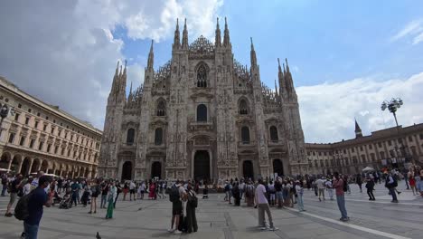 Los-Turistas-Turísticos-Se-Reúnen-Frente-A-La-Histórica-Catedral-De-Milán-En-Un-Día-Soleado.