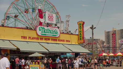 Los-Hot-Dogs-De-Nathan-En-El-Paseo-Marítimo-De-Coney-Island-En-Verano,-Nueva-York,-Estados-Unidos