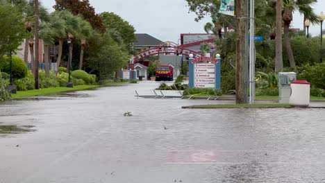 Un-Camión-De-Rescate-De-Aguas-Altas-Se-Abre-Paso-A-Través-Del-Paseo-Marítimo-Inundado-De-Kemah-Después-Del-Huracán-Baryl,-Que-Recientemente-Tocó-Tierra-En-La-Costa-Del-Golfo-De-Texas.