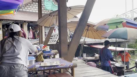 Schwimmender-Marktverkäufer-Bereitet-Auf-Einem-Holzboot-Essen-Für-Touristen-Zu