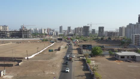 La-Carretera-Tiene-Muchos-Vehículos-Circulando,-Incluidos-Camiones,-Bicicletas-De-Cuatro-Ruedas.