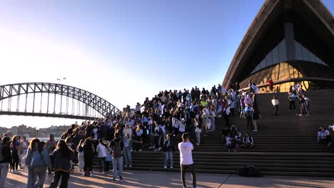 Weite-Aufnahme-Von-Argentinischen-Fußballfans,-Die-Den-16.-Sieg-Der-Copa-America-Auf-Den-Stufen-Des-Opernhauses-In-Sydney,-Australien-Feiern