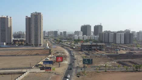 Donde-Hay-Muchos-Vehículos-Circulando-Por-La-Carretera-Y-También-Hay-Una-Zona-Marginal-Al-Costado