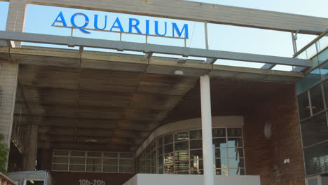 The-entrance-to-the-La-Rochelle-Aquarium-on-a-clear-sunny-day