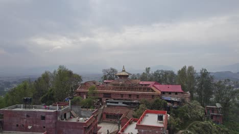 Changu-Narayan-Es-Un-Antiguo-Templo-Hindú,-Ubicado-En-La-Cima-De-Una-Colina-Alta-Que-También-Se-Conoce-Como-Changu-O-Dolagiri-En-El-Municipio-De-Changunarayan-Del-Distrito-De-Bhaktapur,-Nepal