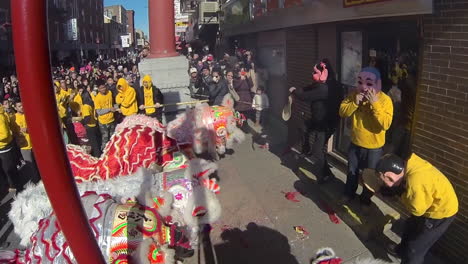 Chinesische-Löwen-Führen-Vor-Einem-Geschäft-In-Chinatown-Ein-Glücksritual-Durch