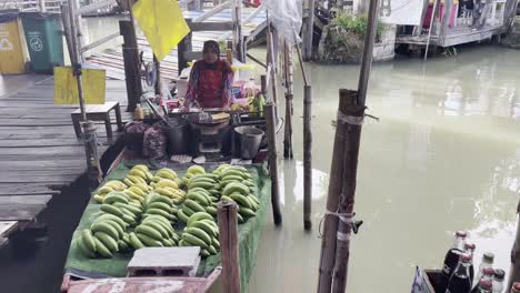 Schwimmender-Marktverkäufer-Bereitet-Auf-Einem-Holzboot-Essen-Für-Touristen-Zu