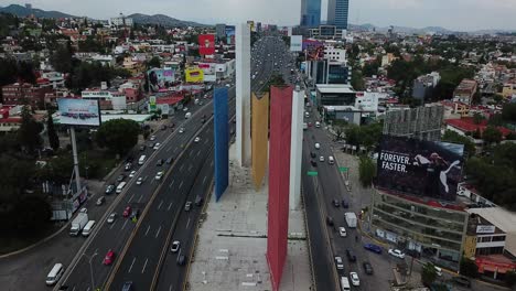 Statische-Aufnahme-Der-„Torres-De-Satélite“-In-Der-Nähe-Von-Mexiko-Stadt,-Die-Ein-Städtebauliches-Wahrzeichen-Des-Vororts-Darstellen