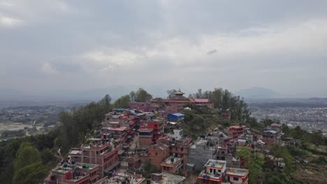 Changu-Narayan-Es-Un-Antiguo-Templo-Hindú,-Ubicado-En-La-Cima-De-Una-Colina-Alta-Que-También-Se-Conoce-Como-Changu-O-Dolagiri-En-El-Municipio-De-Changunarayan-Del-Distrito-De-Bhaktapur,-Nepal