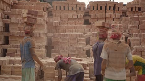 Bricklayers-are-carrying-bricks-on-their-heads