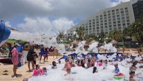 Schaumparty-Im-Swimmingpool-In-Cancun