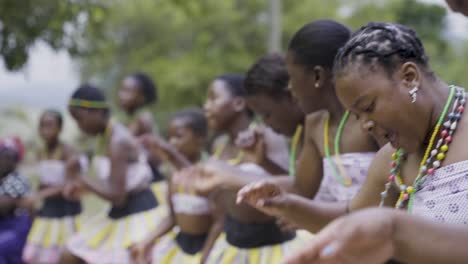 Niños-Realizando-Una-Danza-Tradicional-Sudafricana-Con-Atuendos-Coloridos.