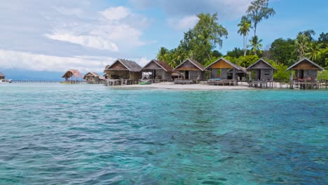 Una-Vista-Pintoresca-De-La-Costa-De-La-Isla-Kri,-Raja-Ampat,-Indonesia,-Capturada-Desde-Un-Barco-En-Movimiento.