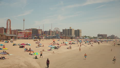 Coney-Island-during-the-summer-holiday,-New-York-beach-resort-town-in-Brooklyn