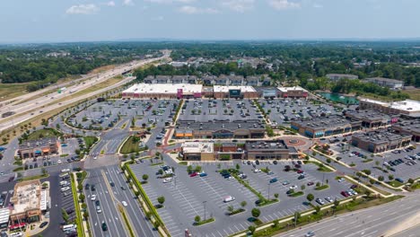 Großes-Amerikanisches-Einkaufszentrum-Und-Parkplatz