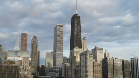 Rotierende-Luftaufnahmen-Der-Skyline-Von-Chicago-Am-Morgen