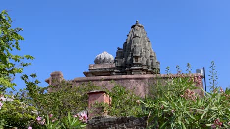 Antike-Tempelkuppel,-Einzigartige-Architektur-Mit-Strahlend-Blauem-Himmel-Am-Morgen.-Das-Video-Wurde-In-Der-Kumbhal-Festung-Kumbhalgarh-In-Rajasthan,-Indien,-Aufgenommen