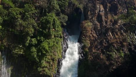 Inclinación-En-Cámara-Lenta-De-La-Cascada-Tzararacua-En-Un-Día-Soleado-En-Uruapan-Michoacán