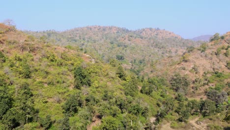 Paisaje-árido-Y-Seco-De-La-Cordillera-Por-La-Tarde-Desde-Diferentes-ángulos