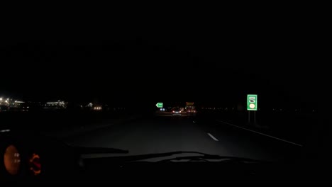 Fahren-In-Der-Nacht-In-Der-Dunkelheit-Hochgeschwindigkeitsbewegung-Roadtrip-Wüstenstraße-Autobahnschild-Beleuchtet-Reise-Abenteuer-Reiseerlebnis-Wüstenautobahn-Navigation-Straßenrandlandschaft-Fahrt-Im-Iran-Landschaft