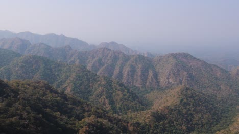 Cordillera-Brumosa-Cubierta-De-Niebla-Por-La-Mañana-Desde-Un-ángulo-Plano