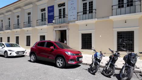 Walking-approach-to-Casa-das-Onze-Janelas-in-Belém