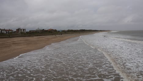 Olas-Rodando-En-La-Costa-Este-De-Inglaterra-En-Skegness