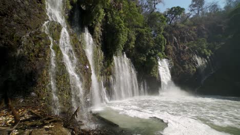 Toma-Panorámica-En-Cámara-Lenta-De-La-Cascada-Tararacua-En-Uruapan-Michoacán