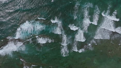 Luftaufnahme-Von-Oben-Der-Wellen,-Die-Vor-Der-Küste-Im-Süden-Von-Puerto-Rico-Brechen