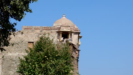 Isolierte-Alte-Festungssteinmauer,-Einzigartige-Architektur-Am-Morgen.-Das-Video-Wurde-In-Der-Kumbhal-Festung-Kumbhalgarh-In-Rajasthan,-Indien,-Aufgenommen