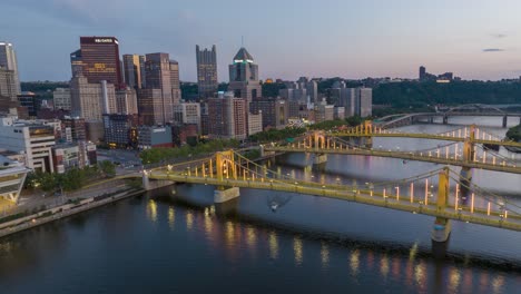 Yellow-bridges-illuminated-over-the-Allegheny-River-in-Pittsburgh,-Pennsylvania