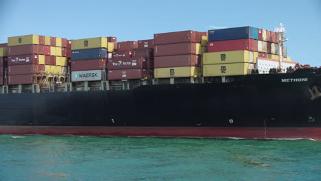 Containerschiff-Durchquert-Den-Rahmen-Auf-Dem-Weg-Nach-Miami,-Florida