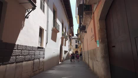 Paseo-Por-Las-Murallas-De-La-Ciudad-En-Palma-De-Mallorca,-Destino-Turístico-De-España-Pov-Verano