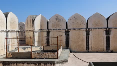 Alte-Festungssteinmauer-Mit-Strahlend-Blauem-Himmel-Am-Morgen.-Das-Video-Wurde-In-Der-Kumbhal-Festung-Kumbhalgarh-In-Rajasthan,-Indien,-Aufgenommen.