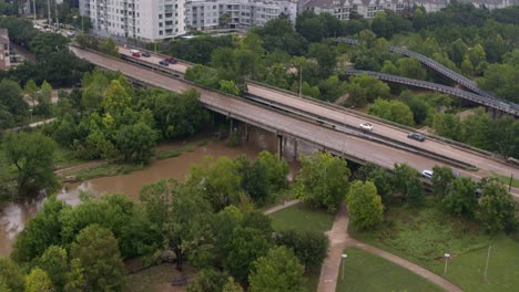 Drohnenansicht-Von-Autos,-Die-Auf-Einer-Brücke-über-Den-Buffalo-Bayou-In-Houston,-Texas,-Fahren