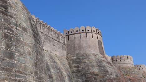 Ruinen-Der-Außenmauer-Einer-Alten-Festung-Mit-Strahlend-Blauem-Himmel-Am-Morgen.-Das-Video-Wurde-In-Der-Kumbhal-Festung-Kumbhalgarh,-Rajasthan,-Indien,-Aufgenommen