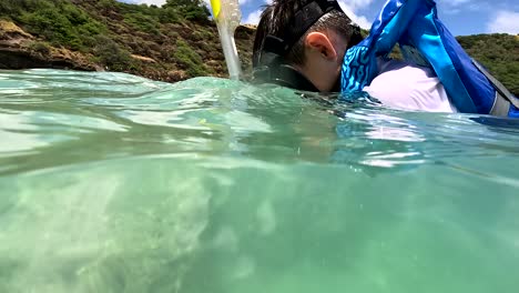 Joven-Turista-Asiático-Entusiasmado-Y-Emocionado-De-Hacer-Snorkel-En-La-Bahía-De-Hanauma,-Oahu,-Hawai