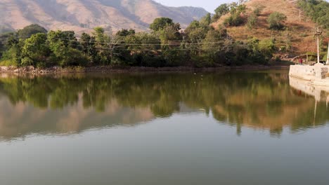 Isolierter-Unberührter-See-Mit-Wasserspiegelung-Am-Morgen-Aus-Flachem-Winkel