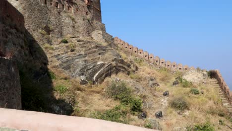 Isolierte-Alte-Festungssteinmauer,-Einzigartige-Architektur-Am-Morgen.-Das-Video-Wurde-In-Der-Kumbhal-Festung-Kumbhalgarh-In-Rajasthan,-Indien,-Aufgenommen