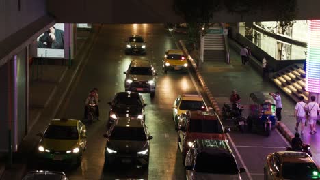 Belebten-Bangkok-Street-In-Der-Nacht-Mit-Verkehr-In-Der-Nähe-Der-Phrom-Phong-Station-Und-Emporium-Shopping-Center