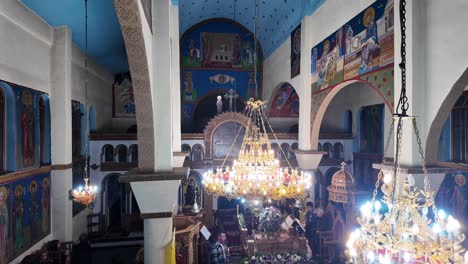 Iglesia-Ortodoxa-Griega-Tradición-De-Pascua-Sacerdote-Santo,-Noche-De-Resurrección