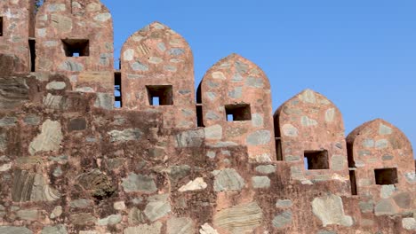 Alte-Festungssteinmauer-Mit-Strahlend-Blauem-Himmel-Am-Morgen.-Das-Video-Wurde-In-Der-Kumbhal-Festung-Kumbhalgarh-In-Rajasthan,-Indien,-Aufgenommen.