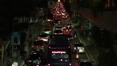 Starker-Verkehr-In-Bangkok-In-Der-Nacht-In-Der-Nähe-Der-Phrom-Phong-Station-Und-Des-Emporium-Einkaufszentrums