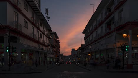 Timelapse-De-La-Calle-Cupatitzio-Uruapan-Michoacan-Al-Atardecer-Hasta-El-Anochecer