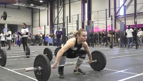 Toma-En-Cámara-Lenta-De-Una-Atleta-De-Crossfit-Completando-Un-Arranque-Con-Barra