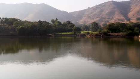 Lago-Prístino-Aislado-Con-Reflejo-De-Agua-Por-La-Mañana-Desde-Un-ángulo-Plano