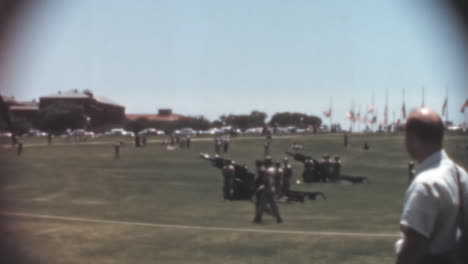 Un-Hombre-Mira-Los-Cañones-De-Una-Demostración-Militar-Disparados-Contra-El-National-Mall-En-Washington.