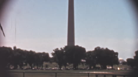 Monumento-A-Washington-Bajo-Un-Cielo-Despejado-De-Verano-En-La-Década-De-1950.