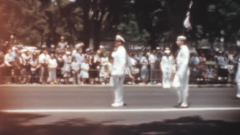 Militares-En-Uniforme-Blanco-Marchan-En-La-Calle-En-El-Desfile-Fúnebre