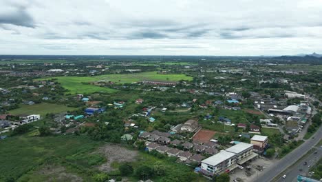 Autobahn-Und-Wohnsiedlung-Dorf-In-Thailand-Mit-Blick-Auf-Die-Landschaft-Der-Reisfelder